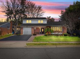 15 Rita Ln, Plainview, NY 11803