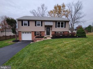 8 Red Cloud Cir, Royersford, PA 19468