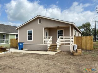 710 E 5th St, Nixon, TX 78140