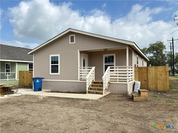 710 E 5th St, Nixon, TX 78140