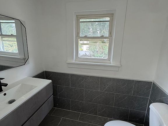5th image of 27 Roselyn Pl