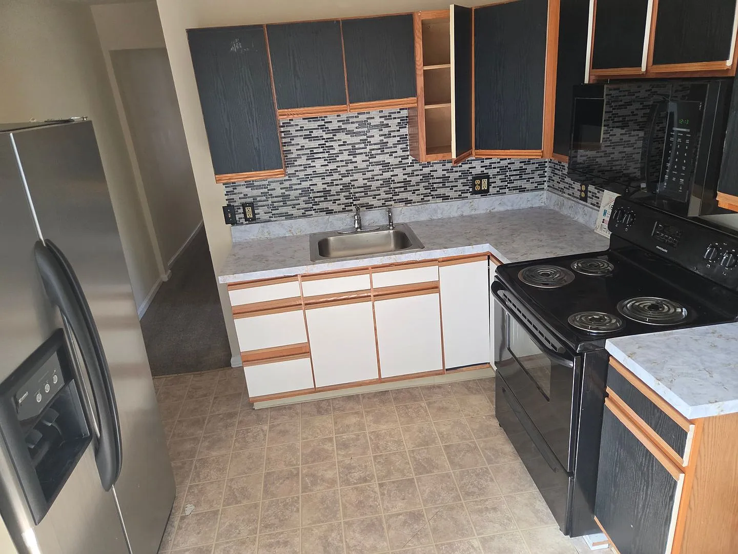 2 Bedroom 1 Bath Apartment — Photo 3