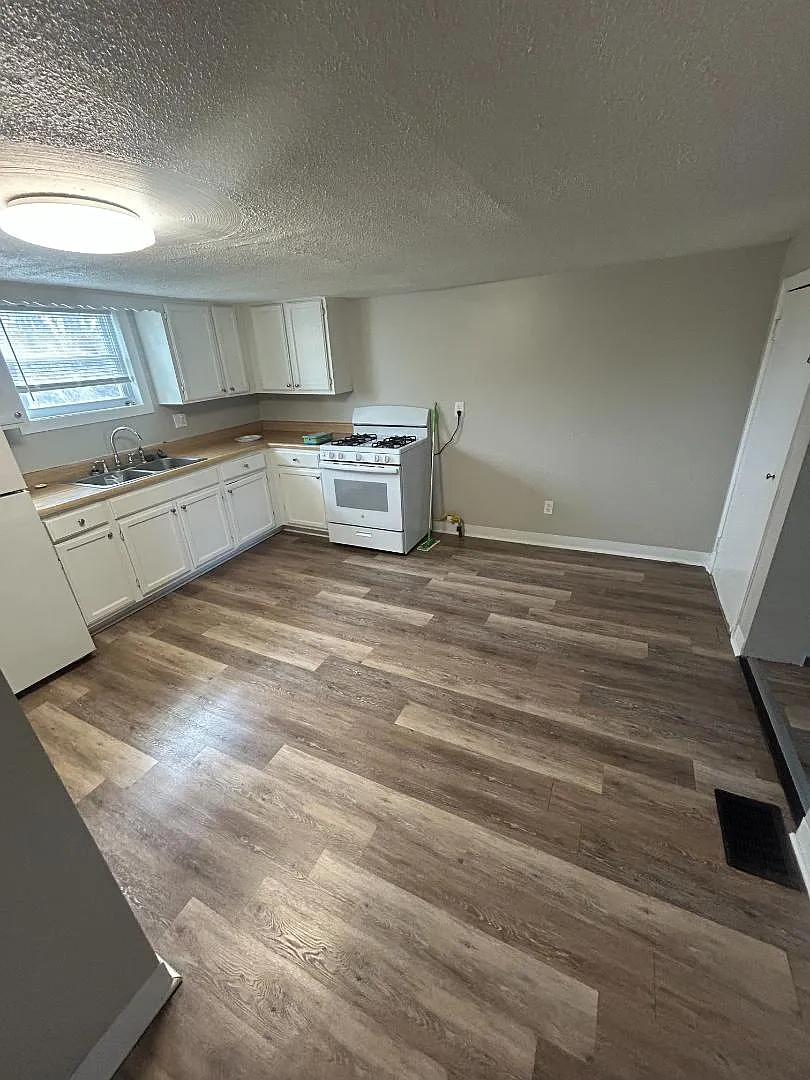 Property Photo - 3355 Lyell Rd #4