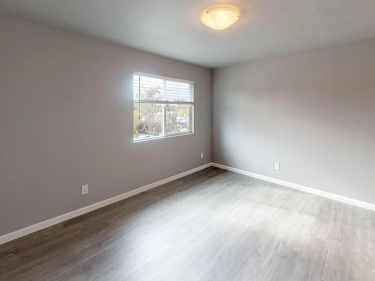 2410 Illinois St — Photo 19