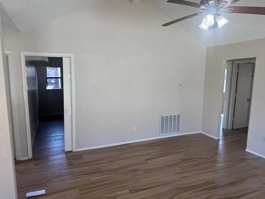 3 bed, 1.0 bath, 936 sqft, $1,729 — Photo 4