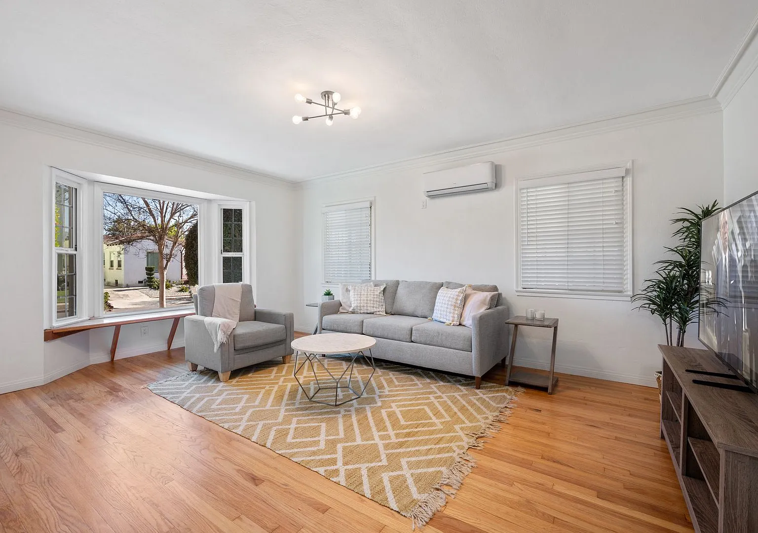 Classic Art Deco Charm | Spacious Duplex 2+1 — Photo 4
