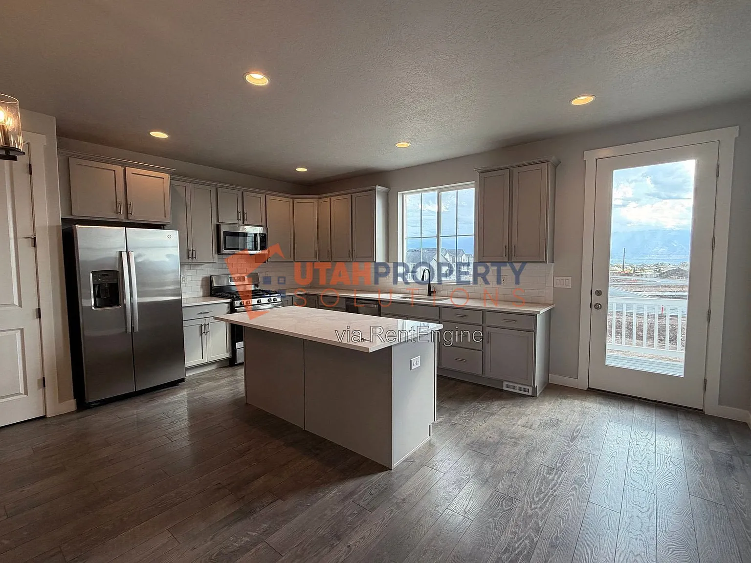 4 bed, 2.5 bath, 4119 sqft, $2,995 — Photo 3