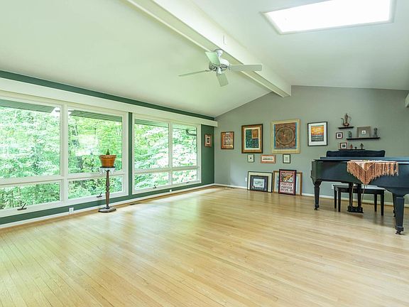 4th image of 396 S Lori Ln