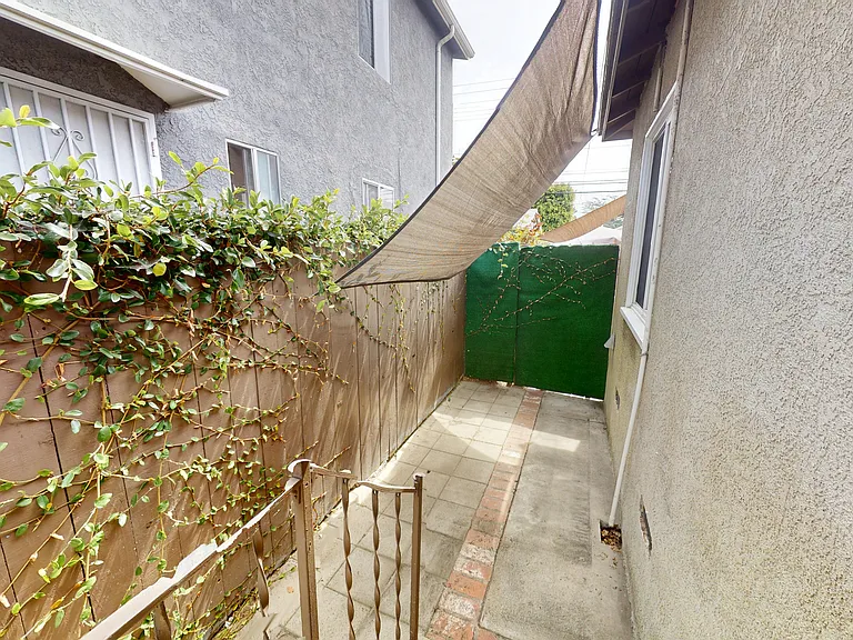 1502 N Hollywood Way #A — Photo 22