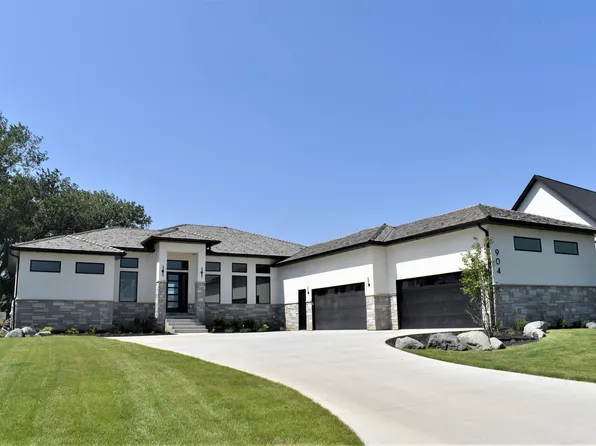 904 E Pinehurst Trl, Dakota Dunes, SD 57049