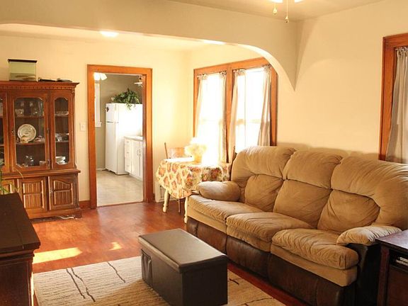 Living room/dining combo