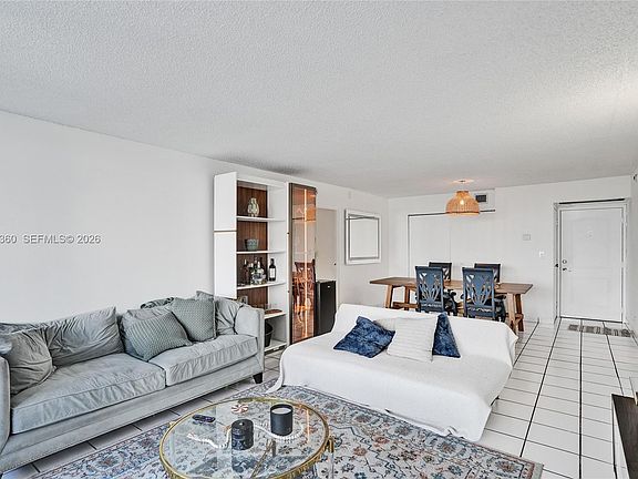 4th image of 100 Bayview Dr APT 401