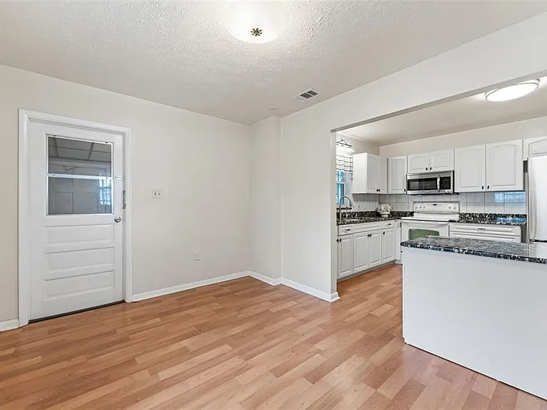 2711 W Heiter St — Photo 5