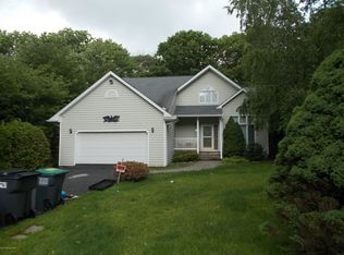 5 Devonshire Ln, Mount Pocono, PA 18344