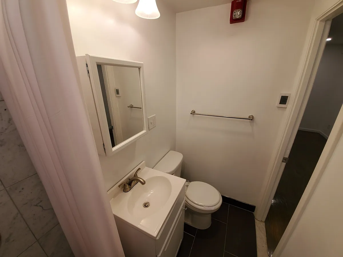 Building Photo - 270 Newbury St #9