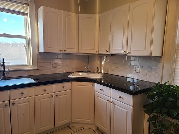 3rd image of 141 Gainsborg Ave E #1R