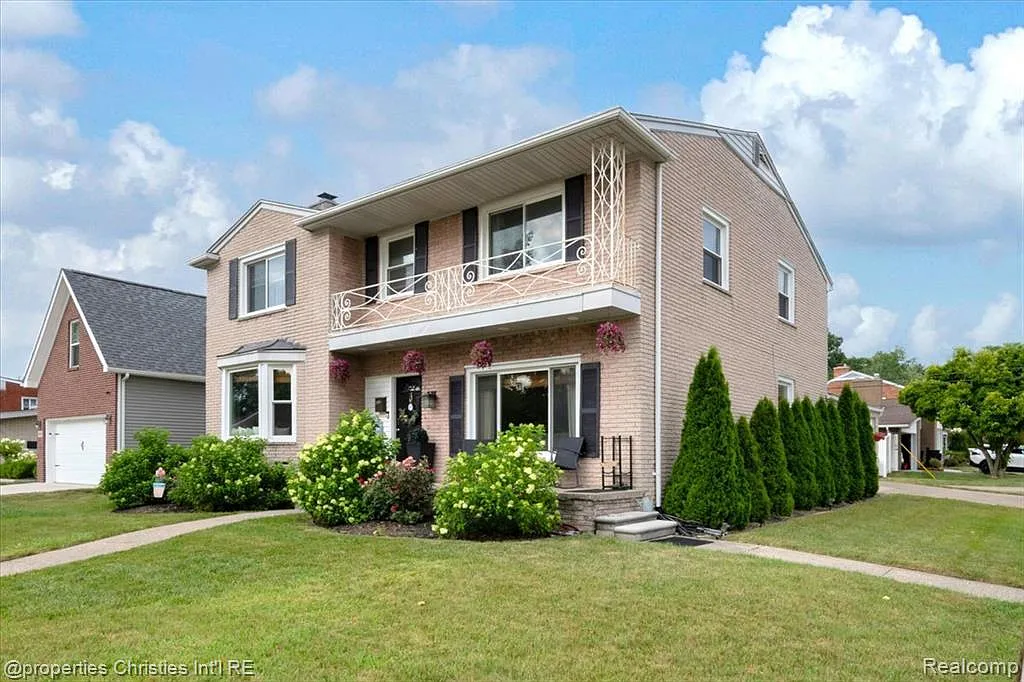 5 bed, 3.5 bath, 3576 sqft, $4,200 — Photo 3