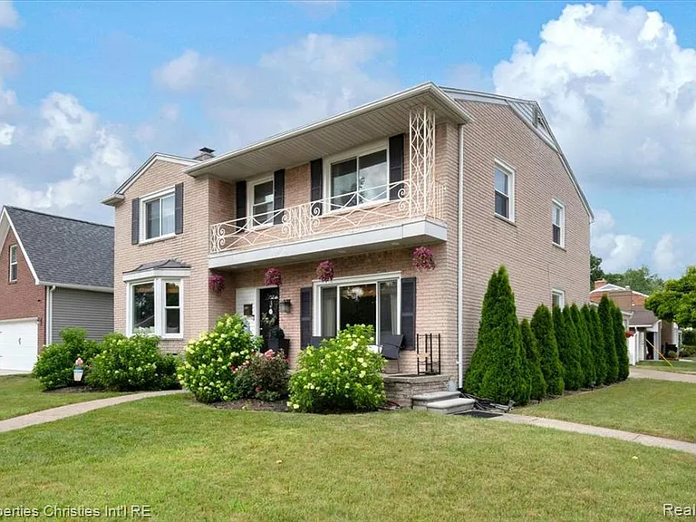 24600 Manistee St — Photo 3