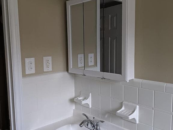 4th image of 130 Colonial Ct