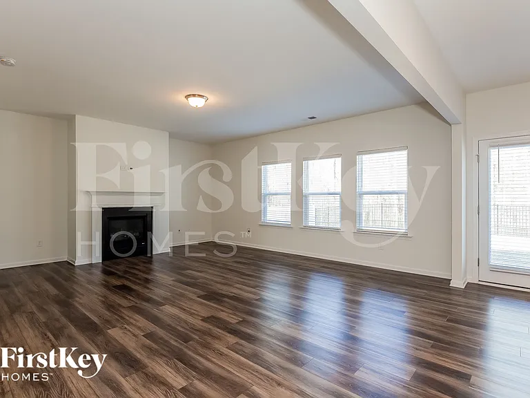 5521 Begonia St — Photo 2
