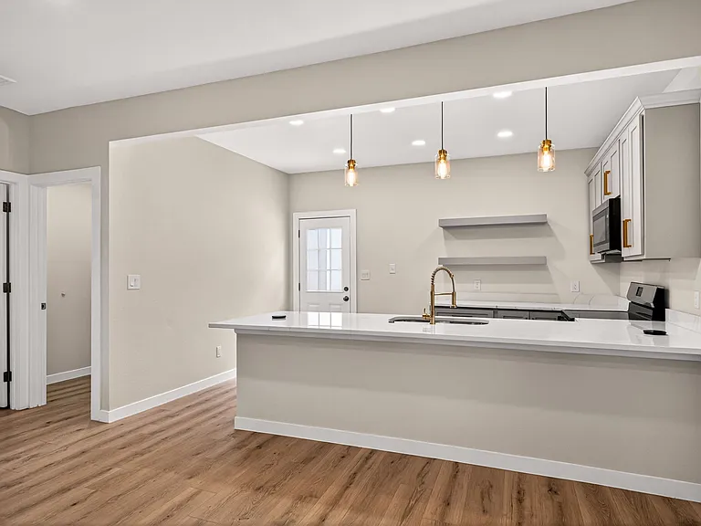 631 E Mistletoe Ave — Photo 7