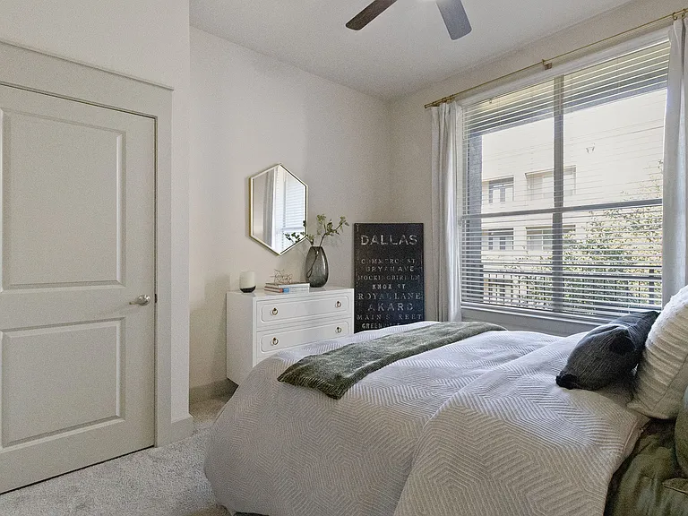 Spacious bedrooms with 10' ceilings and ceiling fans