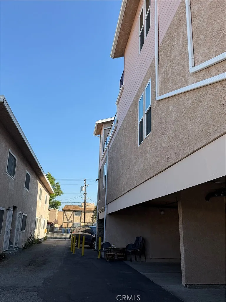 11808 Hart St — Photo 3