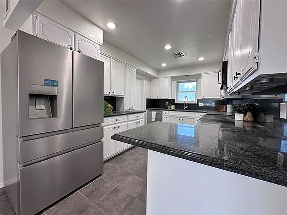 3rd image of 5 Redbud Ln