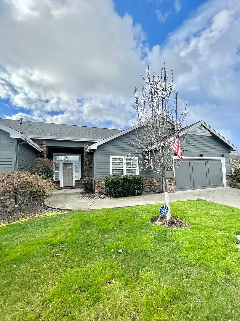 2 Bedroom-2 Bath single Family Home in Gate Community-Eagle Point Golf Course-Eagle Point, Oregon — Photo 1