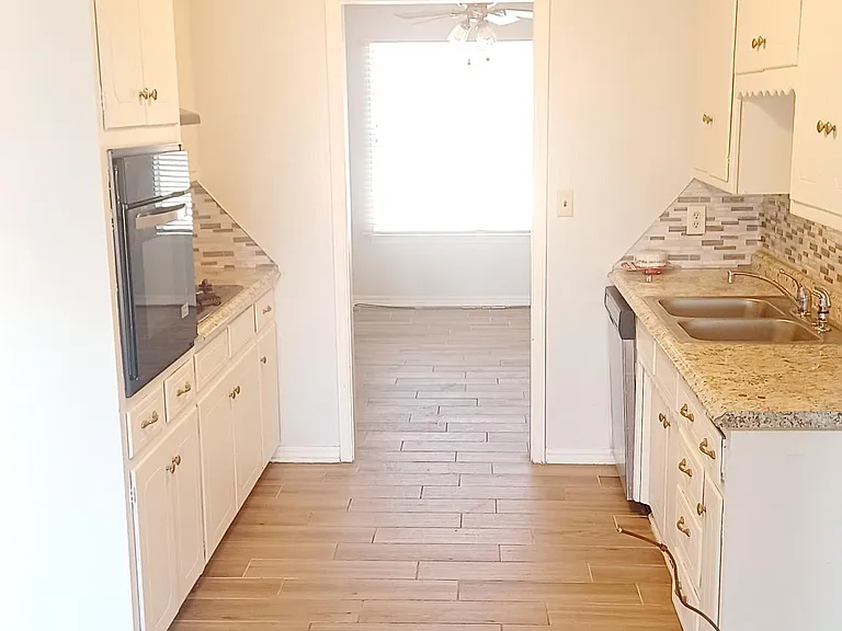 648 W Beam Ave — Photo 10