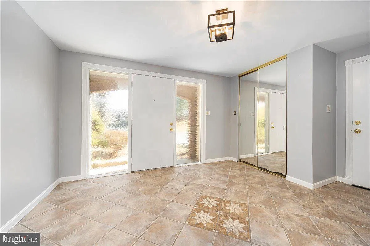 4 bed, 2.5 bath, 2920 sqft, $2,750 — Photo 2
