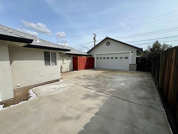 4th image of 1430 W Lockeford St