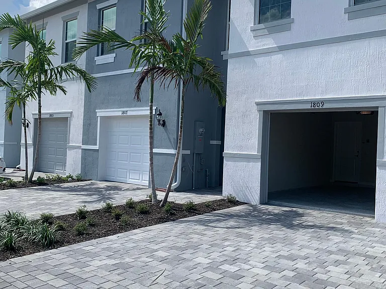 1809 SE Ocean Blvd — Photo 11