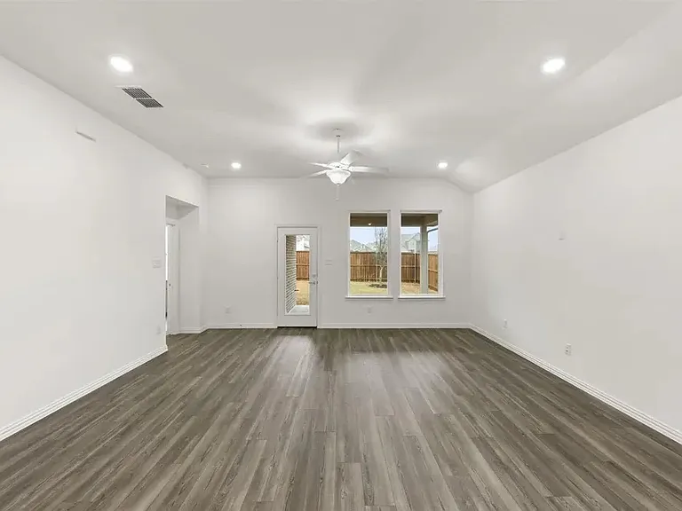 1825 Plymouth Dr — Photo 6