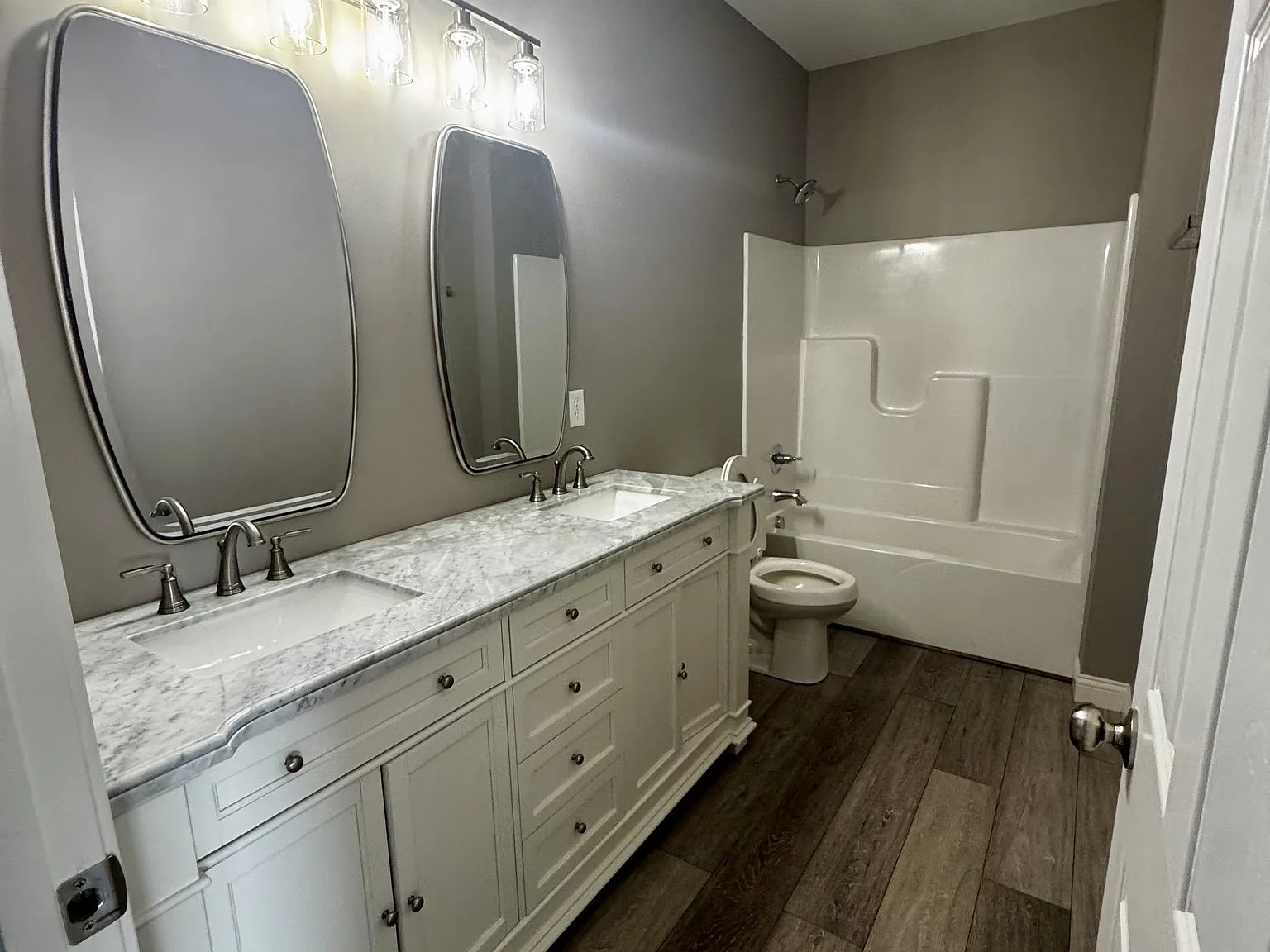 *Like New* 2 Bedroom, 1 Bath — Photo 3