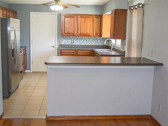 3rd image of 20 Lexington Dr