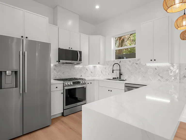 1215 S Point View — Photo 4