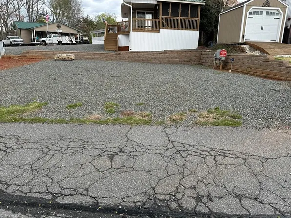 207 Badin View Dr, New London, NC 28127