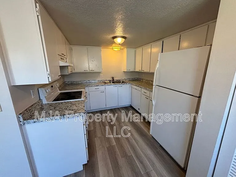 1817 E Vine St — Photo 5