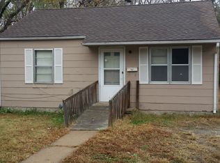 1216 SE Locust St, Topeka, KS 66607