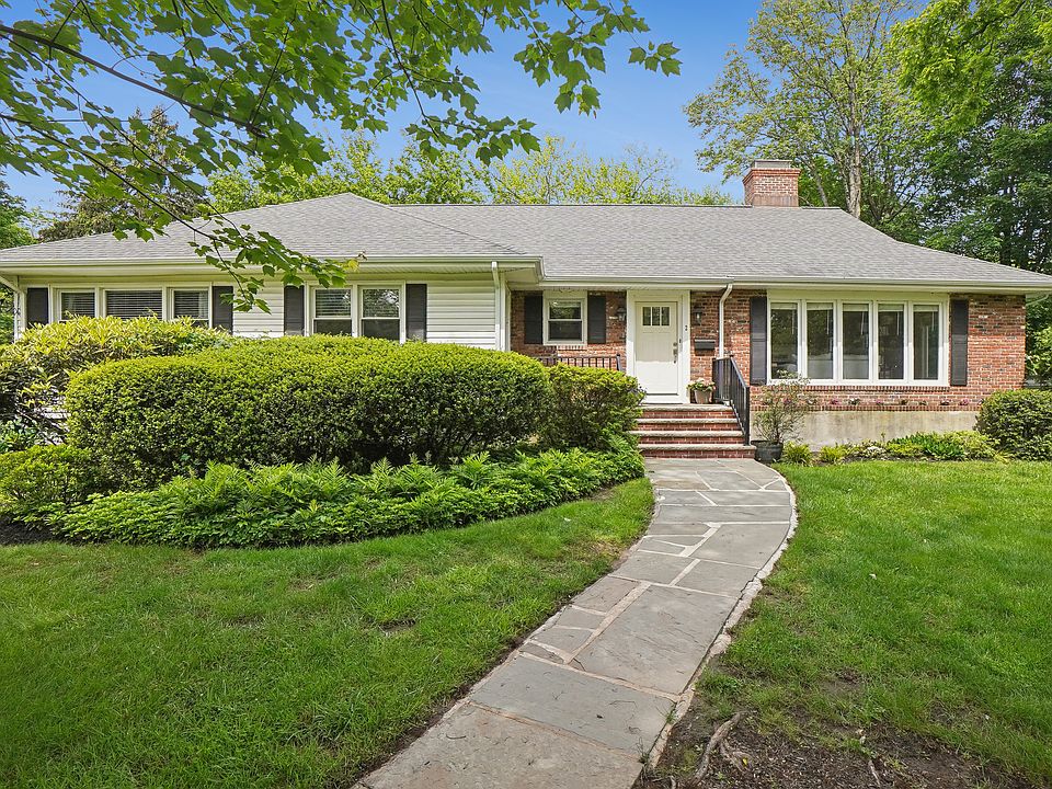 WELCOMING SUNLIT RANCH ON LENOX ROAD. BLOCKS TO DOWNTOWN AND TRAIN! LINCOLN HUBBARD GRAMMAR SCHOOL DISTRICT. HAVE IT ALL! SPACIOUS LIVING ROOM, DINING ROOM, EAT IN KITCHEN AND DEN WITH RADIANT HEATED FLOORS. FOUR BEDROOMS, TWO FULL BATHS. TWO CAR GARAGE.