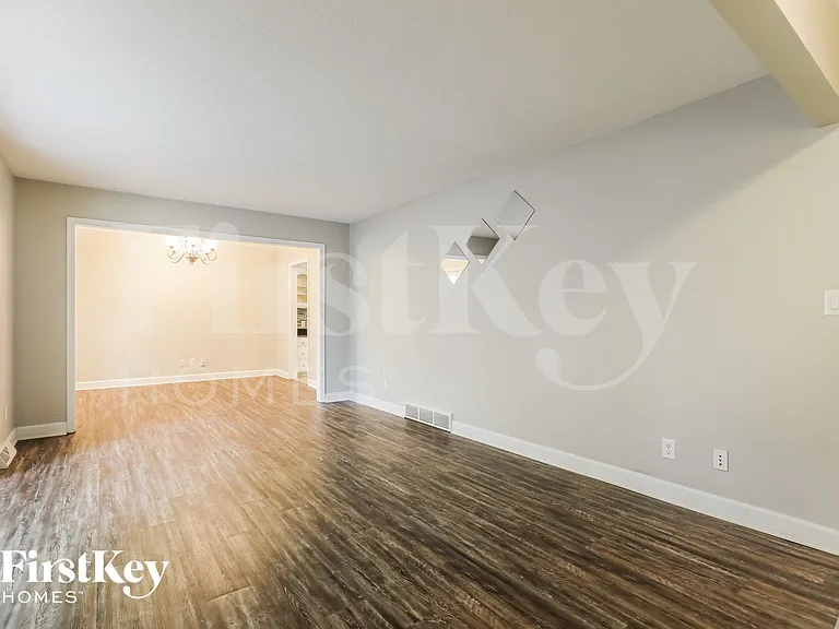111 Johnston Pkwy — Photo 3