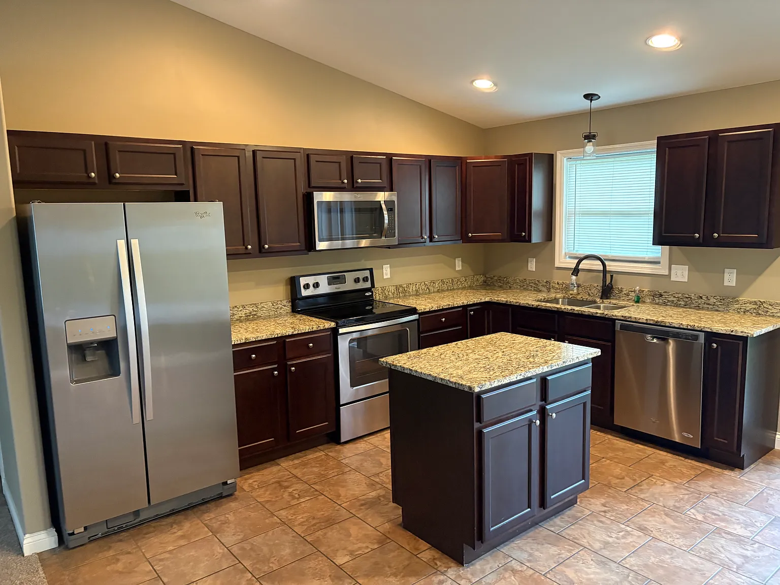 3 bed, 1378 sqft, $2,000 — Photo 3