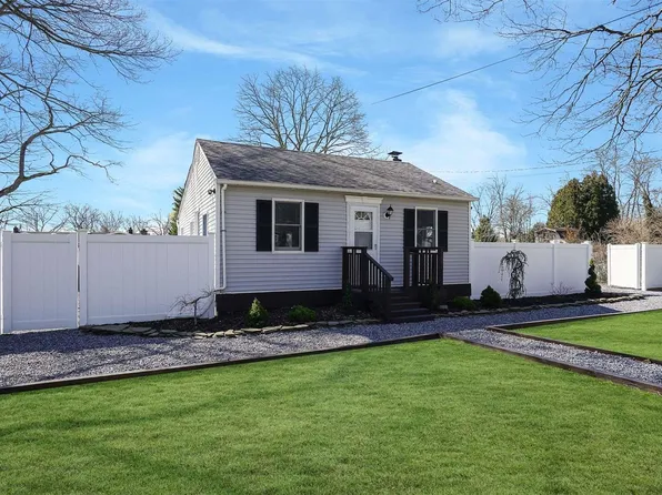 22 Blossom Avenue, Holtsville, NY 11742