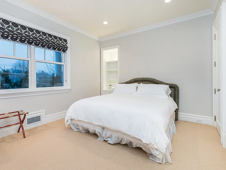 704 Ocean Rd — Photo 15
