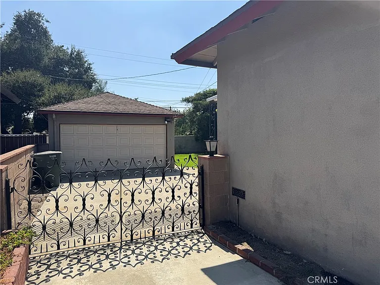 831 W Harvard Pl — Photo 2
