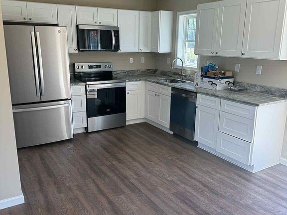 Stainless Steel Appliances & Upgraded Countertops!