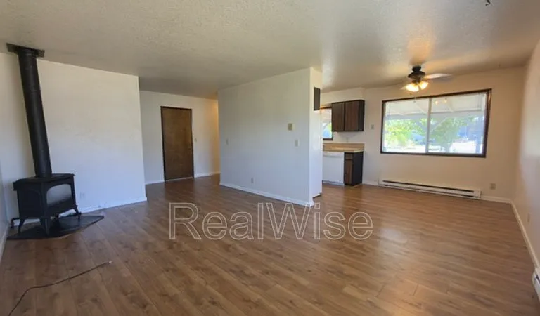 550 SE Center St — Photo 6