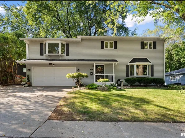 917 32nd Avenue Ct, Moline, IL 61265