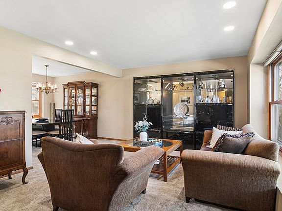 4th image of 302 Chateau Dr